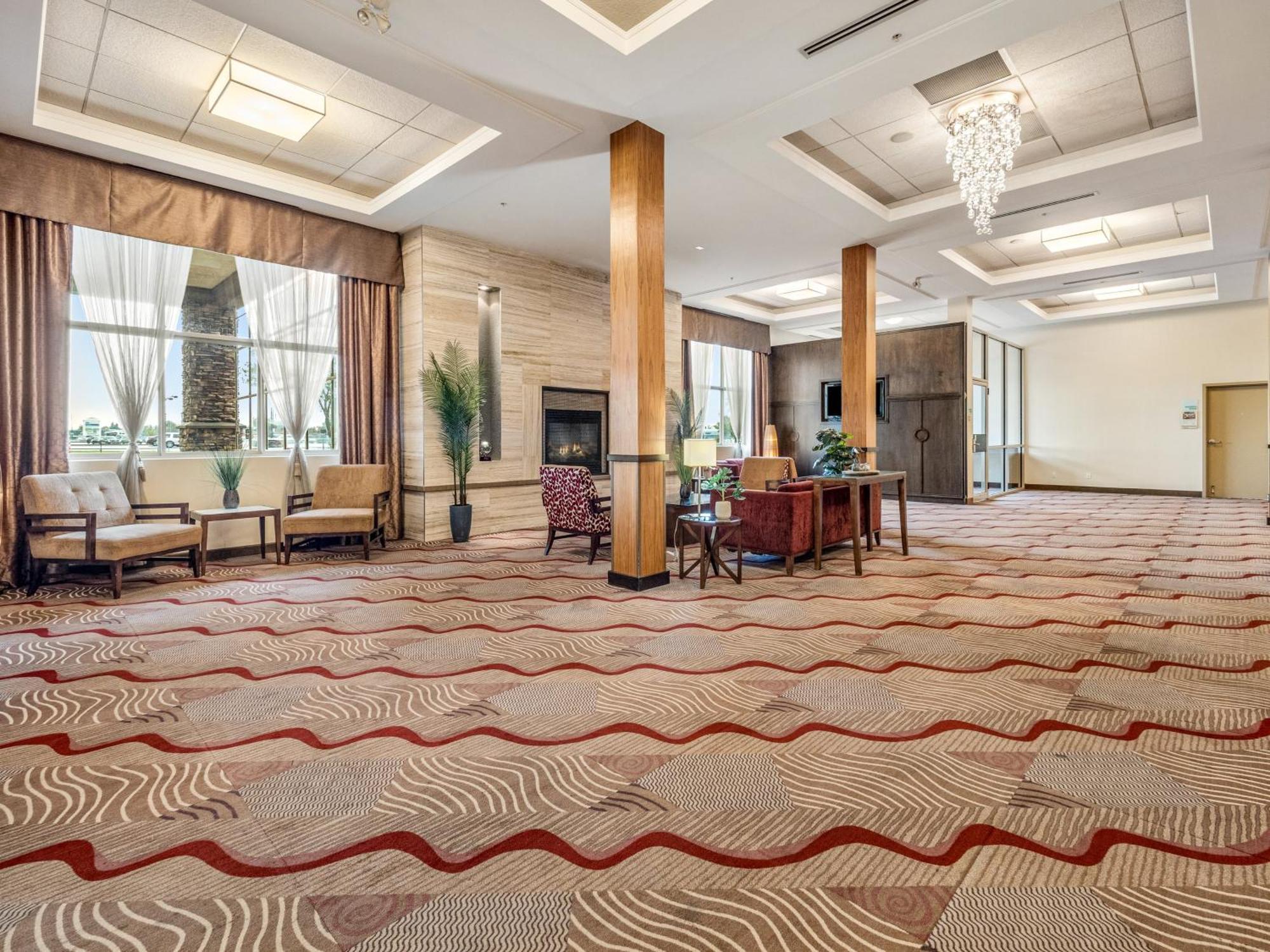 Holiday Inn Lethbridge By Ihg Exterior photo