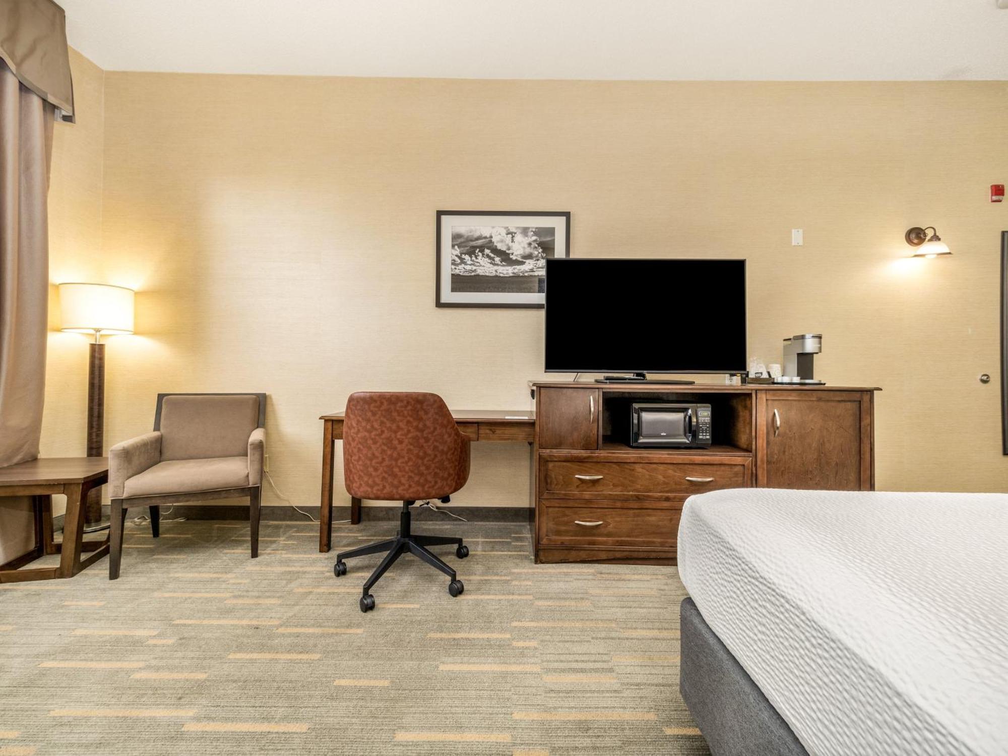 Holiday Inn Lethbridge By Ihg Exterior photo
