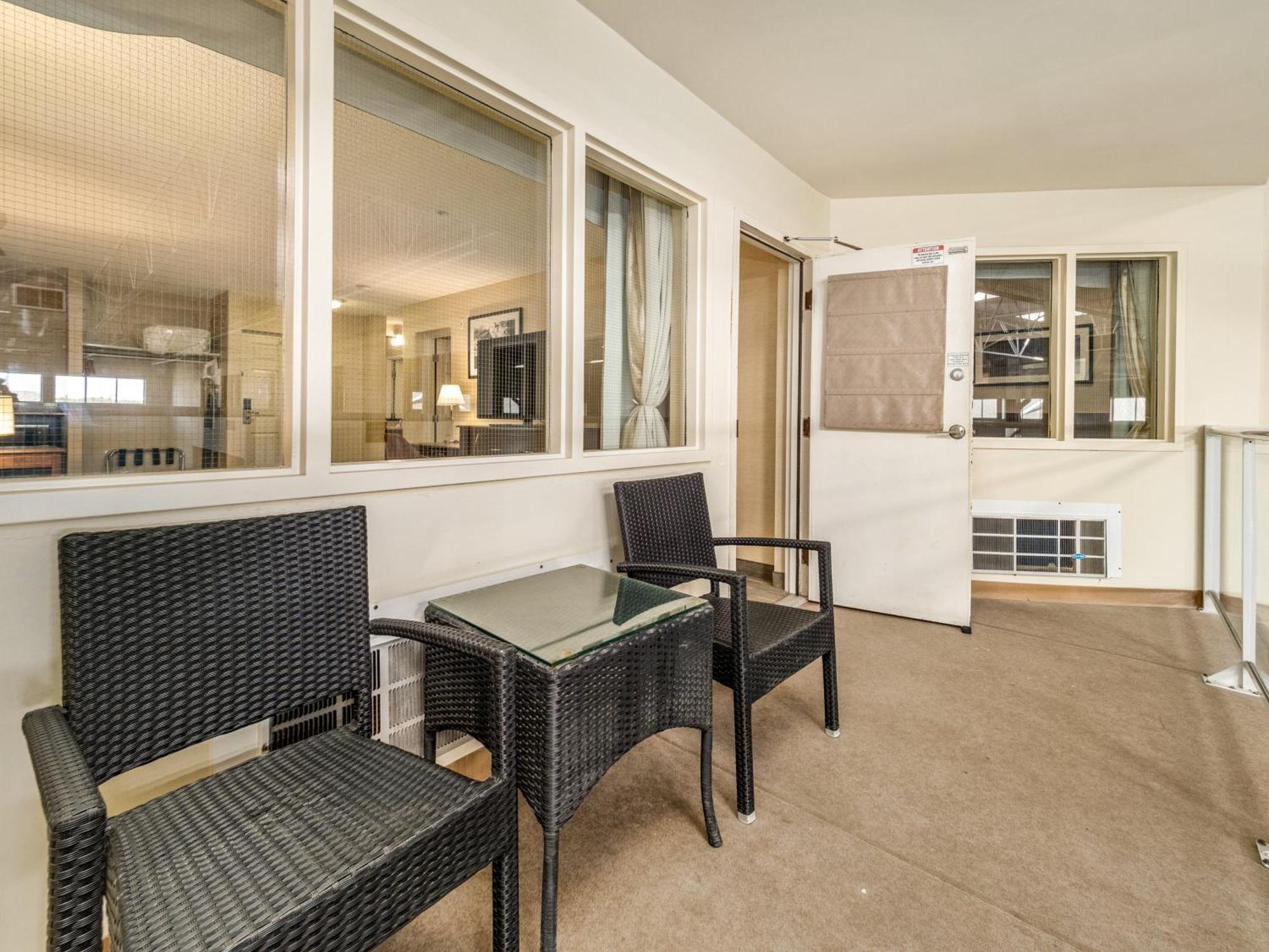 Holiday Inn Lethbridge By Ihg Exterior photo