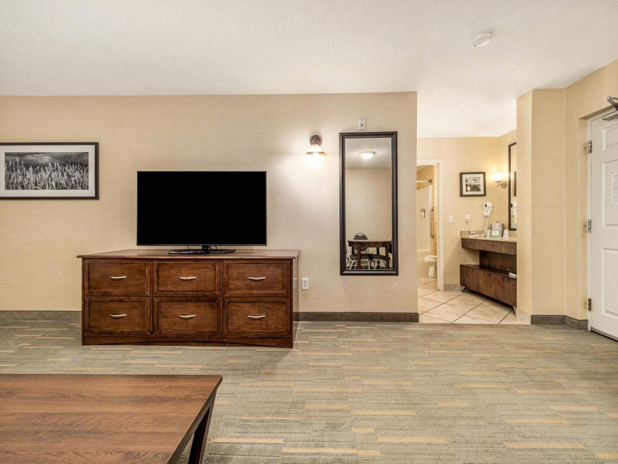 Holiday Inn Lethbridge By Ihg Exterior photo