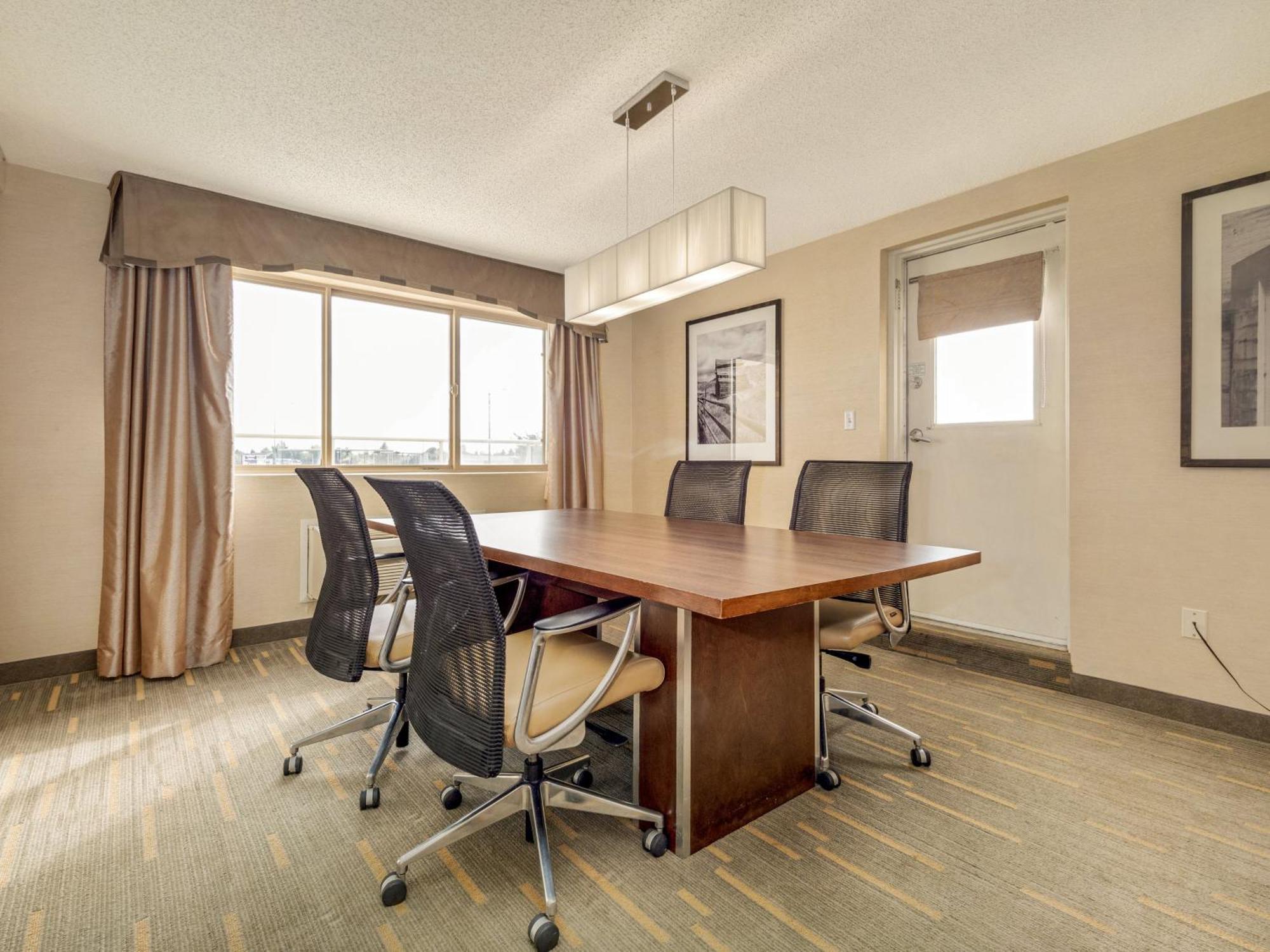Holiday Inn Lethbridge By Ihg Exterior photo
